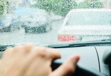 Kebiasaan Sederhana yang Membuat Kaca Mobil Kusam