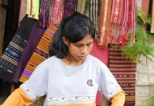 Motif Tenun Khas NTT Ciptakan Kreasi dan Kebangaan
