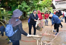 Ketua TP PKK Tapteng Turun Langsung Gotong Royong