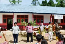 Ketua TP-PKK Tapteng bersama Donatur Bagikan Peralatan Sekolah