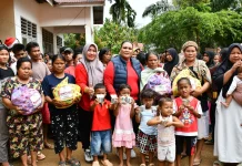 Ketua TP-PKK Tapteng Bagikan Sembako Bantuan Kemensos-PPDB se Jabodetabek