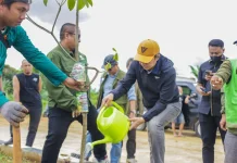 Pemkot bersama Komunitas Vespa Tanam Pohon di R3