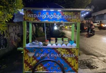 Nikmatnya Wedang Ronde Buatan Yudo Miliki Pelanggan Setia 