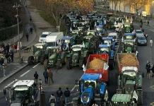 Ratusan Petani Protes, Bawa 350 Traktor ke Paris