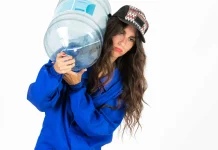 Bahaya Angkat Beban Galon Air Bagi Rahim Perempuan