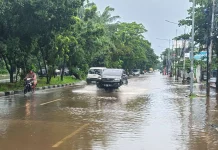 Hujan Deras Genangi 16 RT dan 10 di Jalan Jakarta