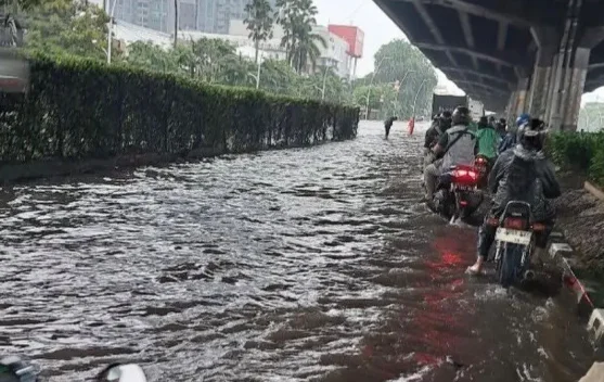 Puluhan RT dan Jalan Jakarta Masih Terendam hingga Minggu Siang