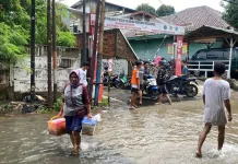 Menanti Surut di Bawah Langit Mendung Rawa Terate