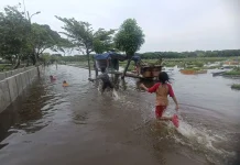 Banjir Menenggelamkan Sebagian TPU Budi Darma Cilincing