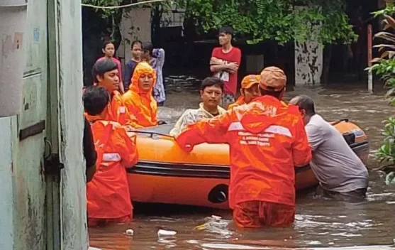 Warga Rawa Terate Jakarta Dievakuasi dengan Perahu Karet