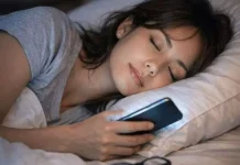 Tidur Berdekatan dengan Ponsel, Ancaman Tersembunyi bagi Kesehatan