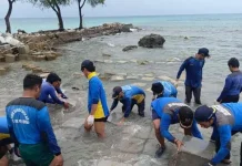 Petugas SDA Bangun Tanggul Pengaman Pantai Pulau Tidung